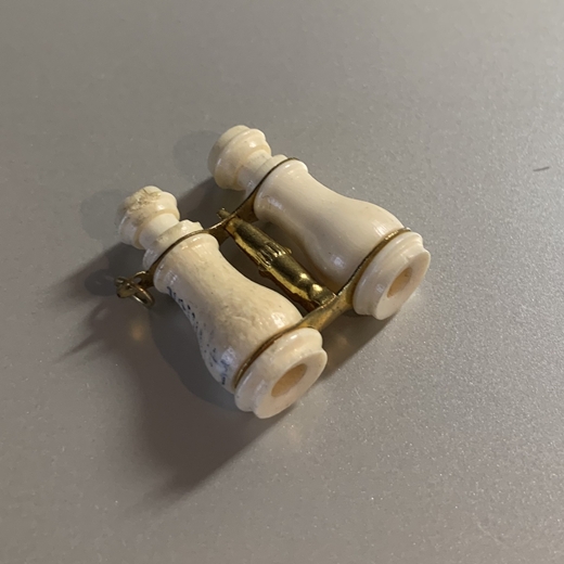 オペラグラスチャーム